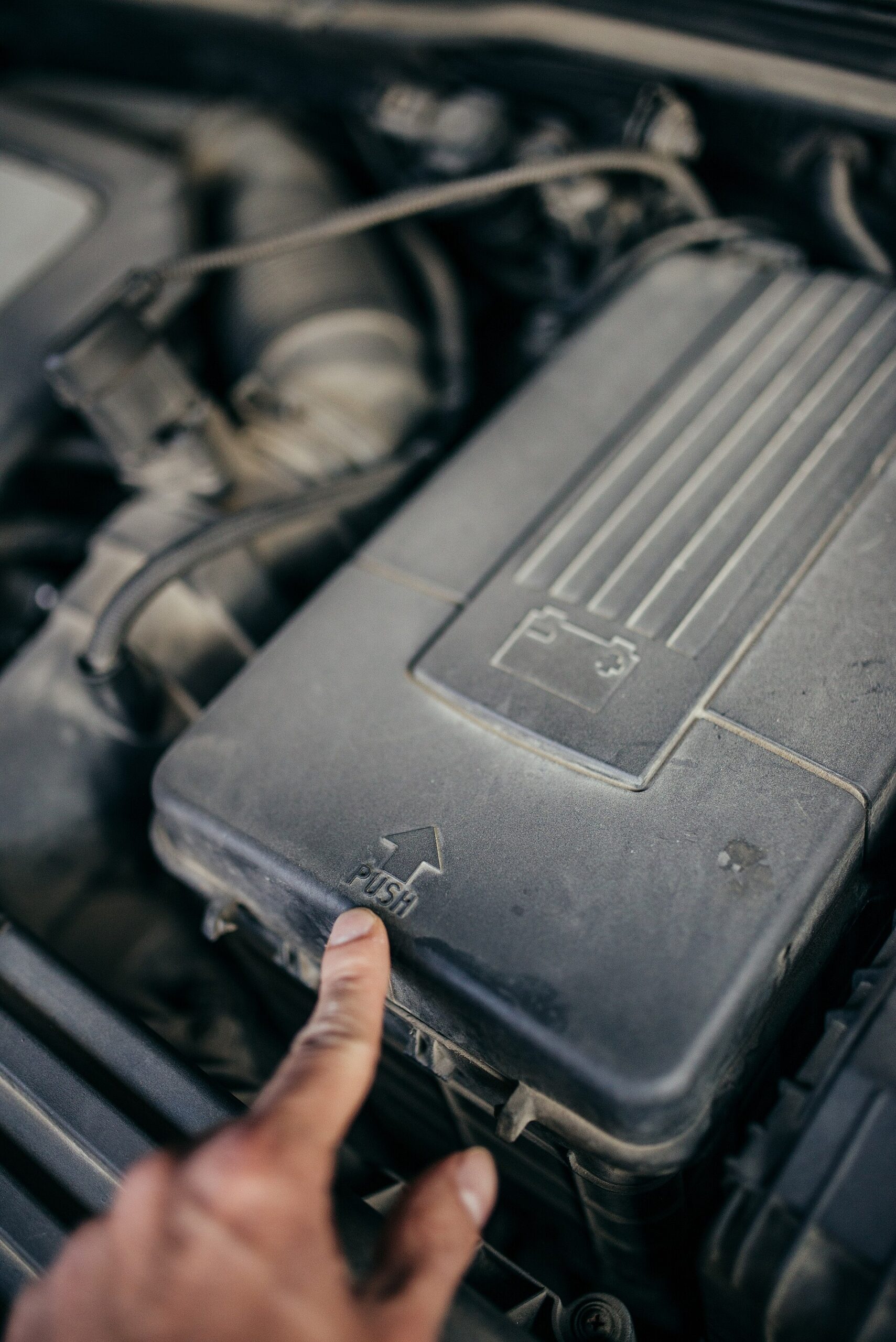 Bateria de carro no compartimento do motor durante verificação